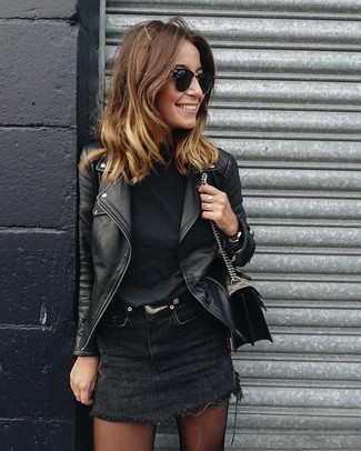 Come indossare e abbinare una giacca da moto in pelle: Indossa una giacca da moto in pelle con una minigonna di jeans nera per vestirti casual.