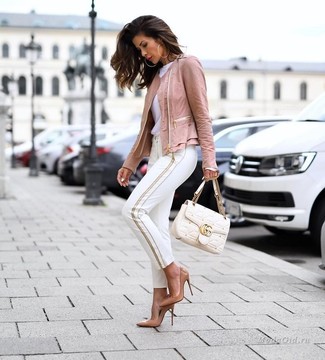 Look alla moda per donna: Giacca da moto in pelle rosa, T-shirt girocollo bianca, Pantaloni skinny bianchi, Décolleté in pelle marrone chiaro