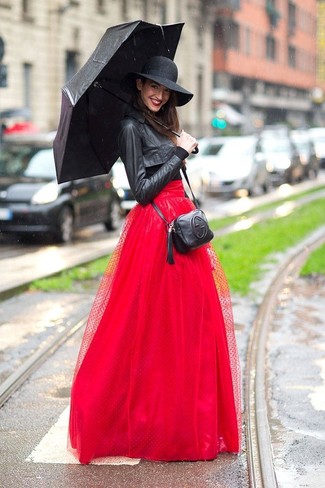 Come indossare e abbinare una giacca nera e bianca: Punta su una giacca nera e bianca e una gonna lunga in tulle rossa per un look raffinato per il tempo libero.