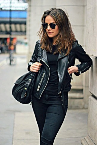 Look alla moda per donna: Giacca da moto in pelle nera, T-shirt manica lunga nera, Jeans aderenti neri, Borsa shopping in pelle nera