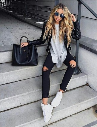 Come indossare e abbinare jeans aderenti strappati neri quando fa freddo: Potresti combinare una giacca da moto in pelle trapuntata nera con jeans aderenti strappati neri per un look facile da indossare. Abbina questi abiti a un paio di scarpe sportive bianche.