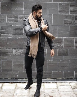 Quale giacca da moto indossare con jeans neri per un uomo di 40 anni in modo casual: Combina una giacca da moto con jeans neri per vestirti casual. Stivali chelsea in pelle scamosciata neri doneranno eleganza a un look altrimenti semplice.