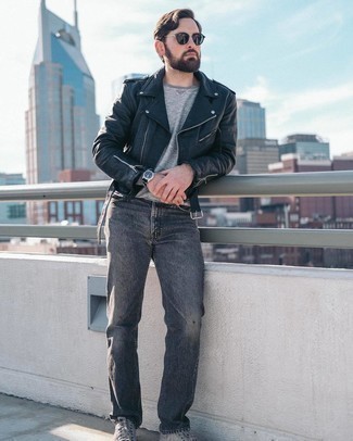 Quale sneakers basse indossare con jeans grigio scuro quando fa freddo: Prova ad abbinare una giacca da moto in pelle nera con jeans grigio scuro per un look spensierato e alla moda. Completa questo look con un paio di sneakers basse.