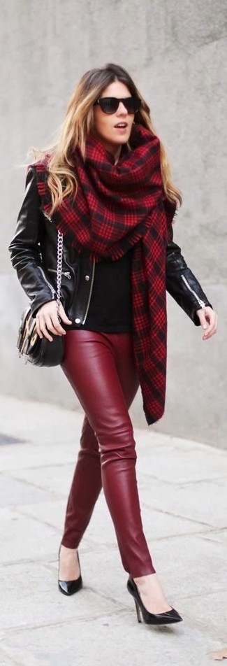Come indossare e abbinare una sciarpa scozzese rossa per una donna di 30 anni quando fa caldo in modo smart-casual: Combina una giacca da moto in pelle nera con una sciarpa scozzese rossa per un outfit inaspettato. Décolleté in pelle neri sono una buona scelta per completare il look.
