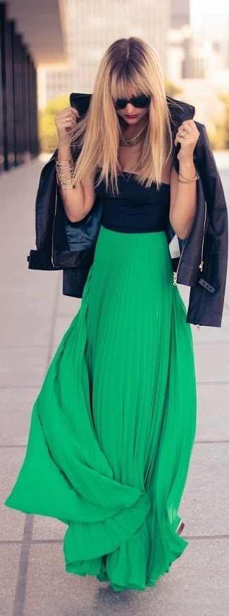 Quale top corto indossare con una gonna lunga verde quando fa caldo in modo casual: Potresti combinare un top corto con una gonna lunga verde per un look spensierato e alla moda.
