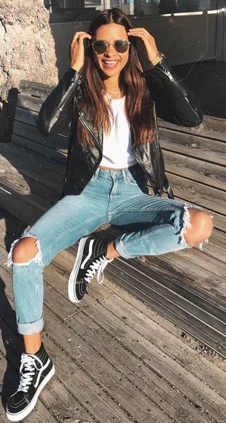 Quale giacca da moto indossare con sneakers alte nere per una donna di 20 anni: Per un outfit della massima comodità, indossa una giacca da moto con jeans strappati azzurri. Sneakers alte nere sono una interessante scelta per completare il look.