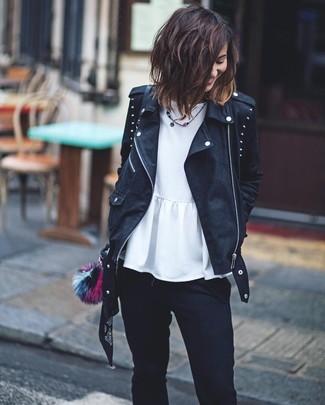 Come indossare e abbinare una bandana stampata nera: Metti in luce il tuo lato più spensierato in una giacca da moto in pelle con borchie nera e una bandana stampata nera.