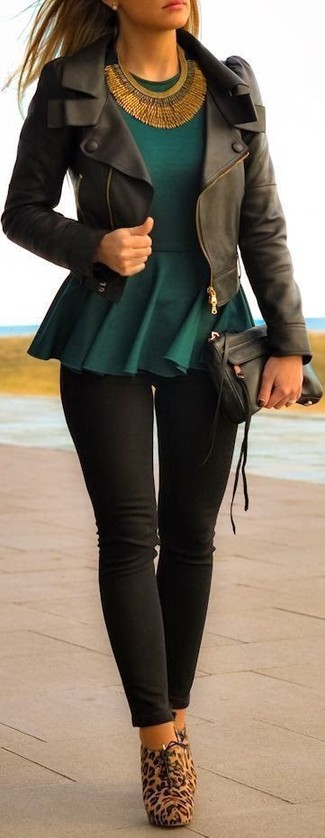 Come indossare e abbinare stivaletti in cavallino leopardati marrone chiaro per una donna di 30 anni: Vestiti con una giacca da moto in pelle nera e leggings neri per un look facile da indossare. Stivaletti in cavallino leopardati marrone chiaro sono una eccellente scelta per completare il look.