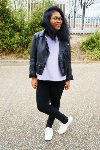 Look alla moda per donna: Giacca da moto in pelle nera, Top senza maniche viola chiaro, Jeans aderenti neri, Sneakers basse bianche