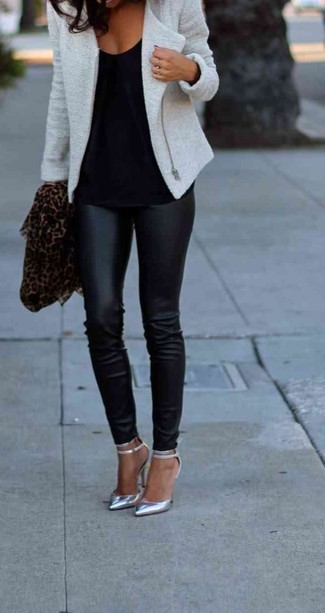 Come indossare e abbinare décolleté tagliati: Abbina una giacca da moto di lana grigia con leggings in pelle neri per un look comfy-casual. Perfeziona questo look con un paio di décolleté tagliati.
