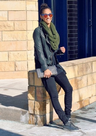 Come indossare e abbinare una sciarpa verde oliva quando fa freddo: Abbina una giacca da moto in pelle nera con una sciarpa verde oliva per un'atmosfera casual-cool. Opta per un paio di sneakers basse decorate grigie per mettere in mostra il tuo gusto per le scarpe di alta moda.