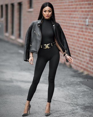 Look alla moda per donna: Giacca da moto in pelle nera, Tuta nera, Décolleté in pelle con borchie neri, Cintura a vita alta in pelle nera