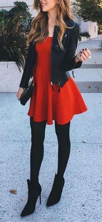Quale giacca da moto indossare con stivaletti neri per una donna di 30 anni: Coniuga una giacca da moto con un vestito a pieghe rosso per un look trendy e alla mano. Perfeziona questo look con un paio di stivaletti neri.