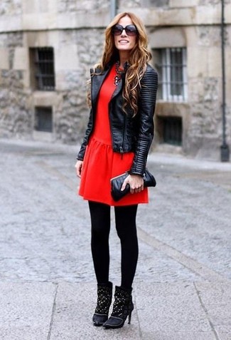 Quale giacca da moto indossare con un vestito a pieghe rosso per una donna di 30 anni: Indossa una giacca da moto con un vestito a pieghe rosso per un look raffinato per il tempo libero. Stivaletti in pelle scamosciata decorati neri sono una splendida scelta per completare il look.
