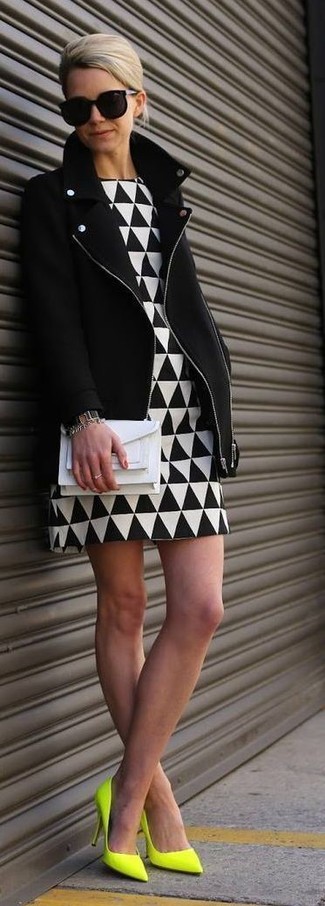 Come indossare e abbinare un vestito a tubino geometrico bianco e nero: Prova a combinare un vestito a tubino geometrico bianco e nero con una giacca da moto nera per un fantastico look da sfoggiare nel weekend. Rifinisci questo look con un paio di décolleté in pelle lime.
