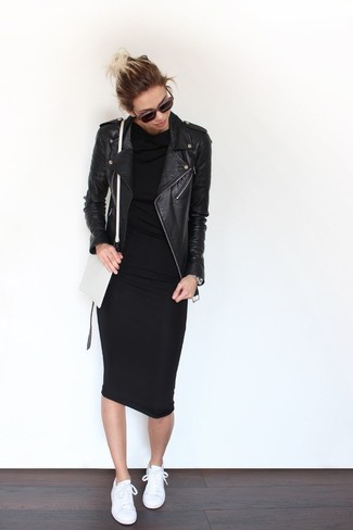Look alla moda per donna: Giacca da moto in pelle nera, Vestito aderente nero, Sneakers basse bianche, Borsa a tracolla in pelle bianca