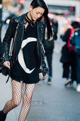 Come indossare e abbinare un collant a rete nero: Potresti indossare una giacca da moto in pelle nera e un collant a rete nero per un look comfy-casual. Stivaletti in pelle neri sono una validissima scelta per completare il look.