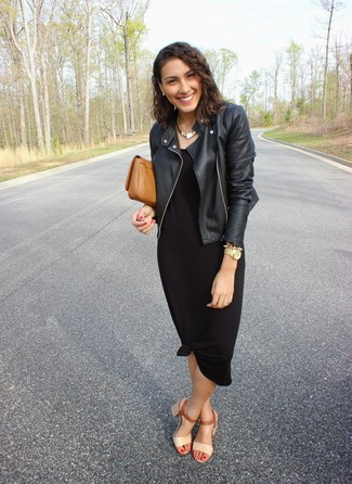 Look alla moda per donna: Giacca da moto in pelle nera, Vestito lungo nero, Sandali con tacco in pelle beige, Pochette in pelle marrone chiaro