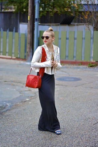 Look alla moda per donna: Giacca da moto ricamata bianca, Vestito lungo nero, Sandali con tacco in pelle blu, Borsa a tracolla in pelle rossa