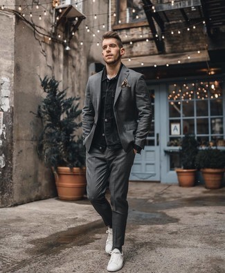 Come indossare e abbinare un serafino per un uomo di 30 anni in modo smart-casual: Metti un serafino e una giacca di jeans nera per un look raffinato per il tempo libero. Sneakers basse di tela bianche sono una valida scelta per completare il look.