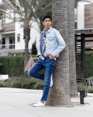 Quale jeans indossare con una giacca di jeans azzurra in modo casual: Questa combinazione di una giacca di jeans azzurra e jeans è perfetta per il tempo libero. Perfeziona questo look con un paio di sneakers basse di tela bianche.