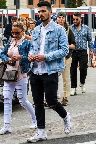 Come indossare e abbinare una giacca di jeans azzurra con jeans strappati neri in estate 2024: Potresti combinare una giacca di jeans azzurra con jeans strappati neri per un look perfetto per il weekend. Sneakers alte di tela bianche sono una buona scelta per completare il look. Ecco un outfit indispensabile per l’estate.