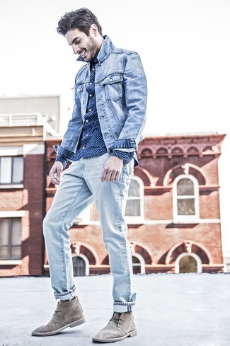 Come indossare e abbinare stivali grigio scuro: Indossa una giacca di jeans azzurra con jeans azzurri per un outfit comodo ma studiato con cura. Un bel paio di stivali grigio scuro è un modo semplice di impreziosire il tuo look.