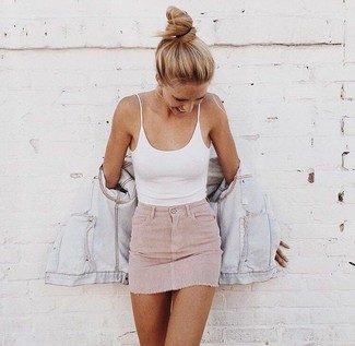 Come indossare e abbinare una minigonna rosa in modo rilassato: Punta su una giacca di jeans azzurra e una minigonna rosa per le giornate pigre.