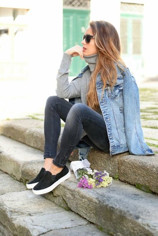 Quale sneakers basse indossare con jeans aderenti grigio scuro per una donna di 30 anni: Per creare un look adatto a un pranzo con gli amici nel weekend scegli una giacca di jeans azzurra e jeans aderenti grigio scuro. Sneakers basse sono una valida scelta per completare il look.