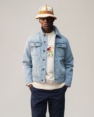 Come indossare e abbinare un cappello alla pescatora bianco per un uomo di 20 anni in primavera 2024: Combina una giacca di jeans azzurra con un cappello alla pescatora bianco per un look perfetto per il weekend. È fantastica scelta per le temperature primaverili!