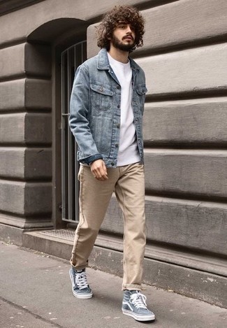 Come indossare e abbinare sneakers alte di tela acqua per un uomo di 20 anni: Potresti abbinare una giacca di jeans azzurra con jeans marrone chiaro per affrontare con facilità la tua giornata. Per un look più rilassato, prova con un paio di sneakers alte di tela acqua.