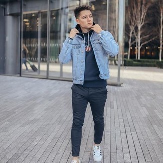 Come indossare e abbinare una giacca di jeans azzurra per un uomo di 20 anni: Scegli una giacca di jeans azzurra e chino blu scuro per un look trendy e alla mano. Per distinguerti dagli altri, scegli un paio di sneakers basse in pelle bianche e nere come calzature.