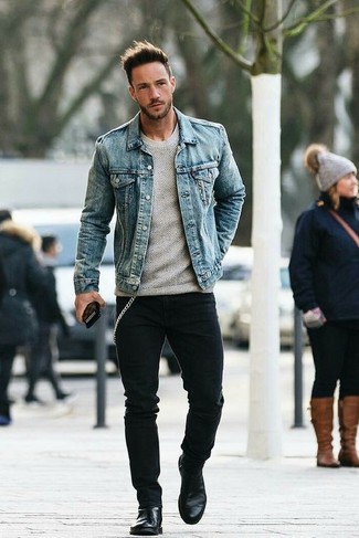Look alla moda per uomo: Giacca di jeans azzurra, Maglione girocollo grigio, Jeans neri, Stivali chelsea in pelle neri