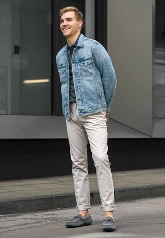 Come indossare e abbinare una giacca di jeans per un uomo di 20 anni: Prova ad abbinare una giacca di jeans con chino beige per un look semplice, da indossare ogni giorno. Un paio di mocassini driving in pelle scamosciata grigi si abbina alla perfezione a una grande varietà di outfit.