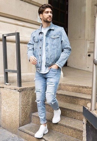 Come indossare e abbinare jeans acqua per un uomo di 30 anni quando fa caldo in modo rilassato: Per un outfit della massima comodità, abbina una giacca di jeans azzurra con jeans acqua. Calza un paio di scarpe sportive bianche per un tocco più rilassato.