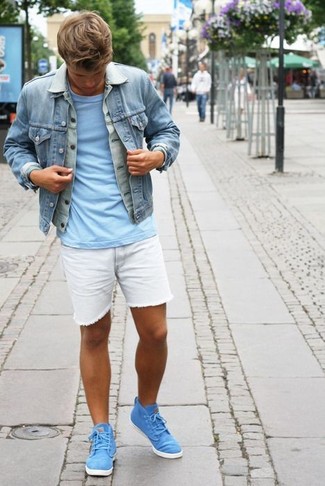 Look alla moda per uomo: Giacca di jeans azzurra, T-shirt girocollo azzurra, Pantaloncini di jeans bianchi, Sneakers alte acqua