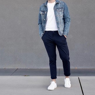 Come indossare e abbinare sneakers basse di tela bianche quando fa caldo: Vestiti con una giacca di jeans azzurra e chino blu scuro per un look semplice, da indossare ogni giorno. Per un look più rilassato, opta per un paio di sneakers basse di tela bianche.