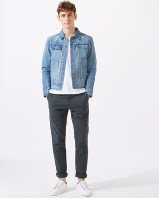 Look alla moda per uomo: Giacca di jeans azzurra, T-shirt girocollo bianca, Chino grigio scuro, Sneakers basse in pelle bianche