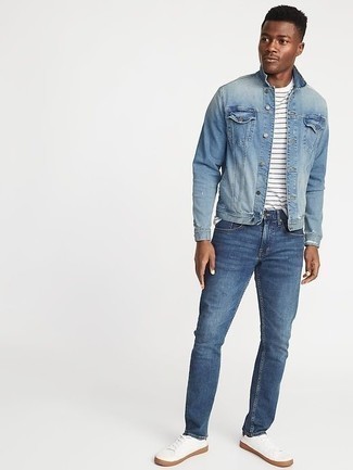 Come indossare e abbinare una giacca di jeans con jeans quando fa caldo in modo casual: Prova a combinare una giacca di jeans con jeans per un look raffinato per il tempo libero. Sneakers basse di tela bianche sono una valida scelta per completare il look.