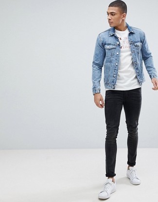 Come indossare e abbinare jeans neri con sneakers basse bianche e nere per un uomo di 20 anni: Abbina una giacca di jeans azzurra con jeans neri per affrontare con facilità la tua giornata. Sneakers basse bianche e nere sono una eccellente scelta per completare il look.