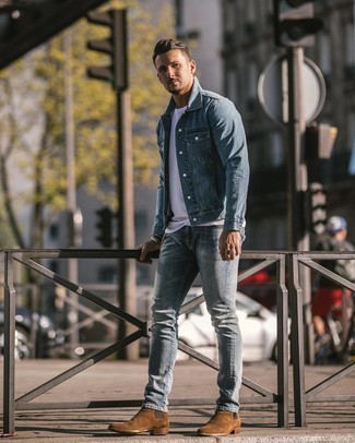 Quale jeans indossare con stivali chelsea marrone scuro in primavera 2024: Combina una giacca di jeans azzurra con jeans per un'atmosfera casual-cool. Opta per un paio di stivali chelsea marrone scuro per mettere in mostra il tuo gusto per le scarpe di alta moda. Ecco una fantastica idea per creare uno stupendo look primaverile.