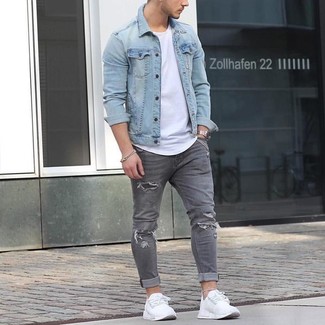 Come indossare e abbinare jeans aderenti strappati grigio scuro quando fa caldo: Potresti combinare una giacca di jeans azzurra con jeans aderenti strappati grigio scuro per un'atmosfera casual-cool. Scarpe sportive bianche sono una interessante scelta per completare il look.