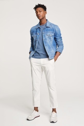 Quale chino indossare con una giacca di jeans azzurra: Per creare un adatto a un pranzo con gli amici nel weekend punta su una giacca di jeans azzurra e chino. Indossa un paio di scarpe sportive bianche per un tocco più rilassato.
