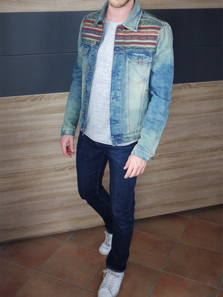 Quale jeans indossare con una giacca di jeans azzurra in modo casual: Prova ad abbinare una giacca di jeans azzurra con jeans per vestirti casual. Sneakers basse in pelle bianche sono una buona scelta per completare il look.