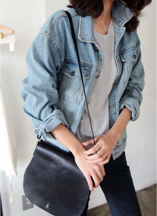Quale t-shirt girocollo indossare con una giacca di jeans azzurra per una donna di 30 anni: Mostra il tuo stile in una giacca di jeans azzurra con una t-shirt girocollo per un look comfy-casual.