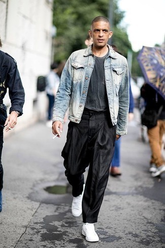 Come indossare e abbinare chino neri con una giacca di jeans azzurra: Potresti combinare una giacca di jeans azzurra con chino neri per un look spensierato e alla moda. Se non vuoi essere troppo formale, mettiti un paio di sneakers basse di tela bianche.