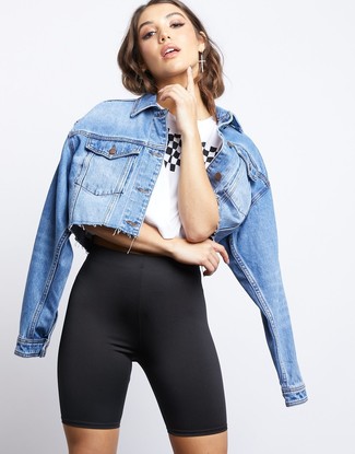 Trend da donna 2024 in modo casual: Mostra il tuo stile in una giacca di jeans azzurra con pantaloncini ciclisti neri per affrontare con facilità la tua giornata.