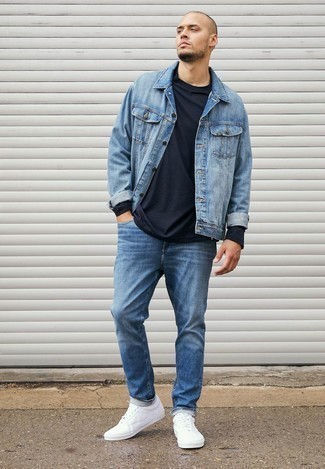 Come indossare e abbinare una giacca di jeans con jeans quando fa caldo in modo casual: Combina una giacca di jeans con jeans per un outfit comodo ma studiato con cura. Un paio di sneakers basse di tela bianche si abbina alla perfezione a una grande varietà di outfit.
