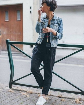 Quale tuta indossare con sneakers basse bianche per una donna di 30 anni: Opta per una giacca di jeans azzurra e una tuta per un'atmosfera casual-cool. Sneakers basse bianche sono una gradevolissima scelta per completare il look.