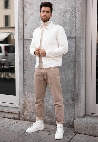 Come indossare e abbinare una giacca di jeans bianca in modo casual: Opta per una giacca di jeans bianca e jeans marrone chiaro per un look raffinato per il tempo libero. Sneakers alte di tela bianche renderanno il tuo look davvero alla moda.